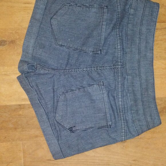 Size 29 pin-striped bebe short - Picture 5 of 5